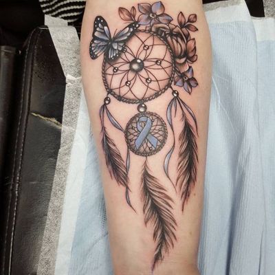  Tatouage attrape rêve avec des papillons et des fleurs sur le mollet